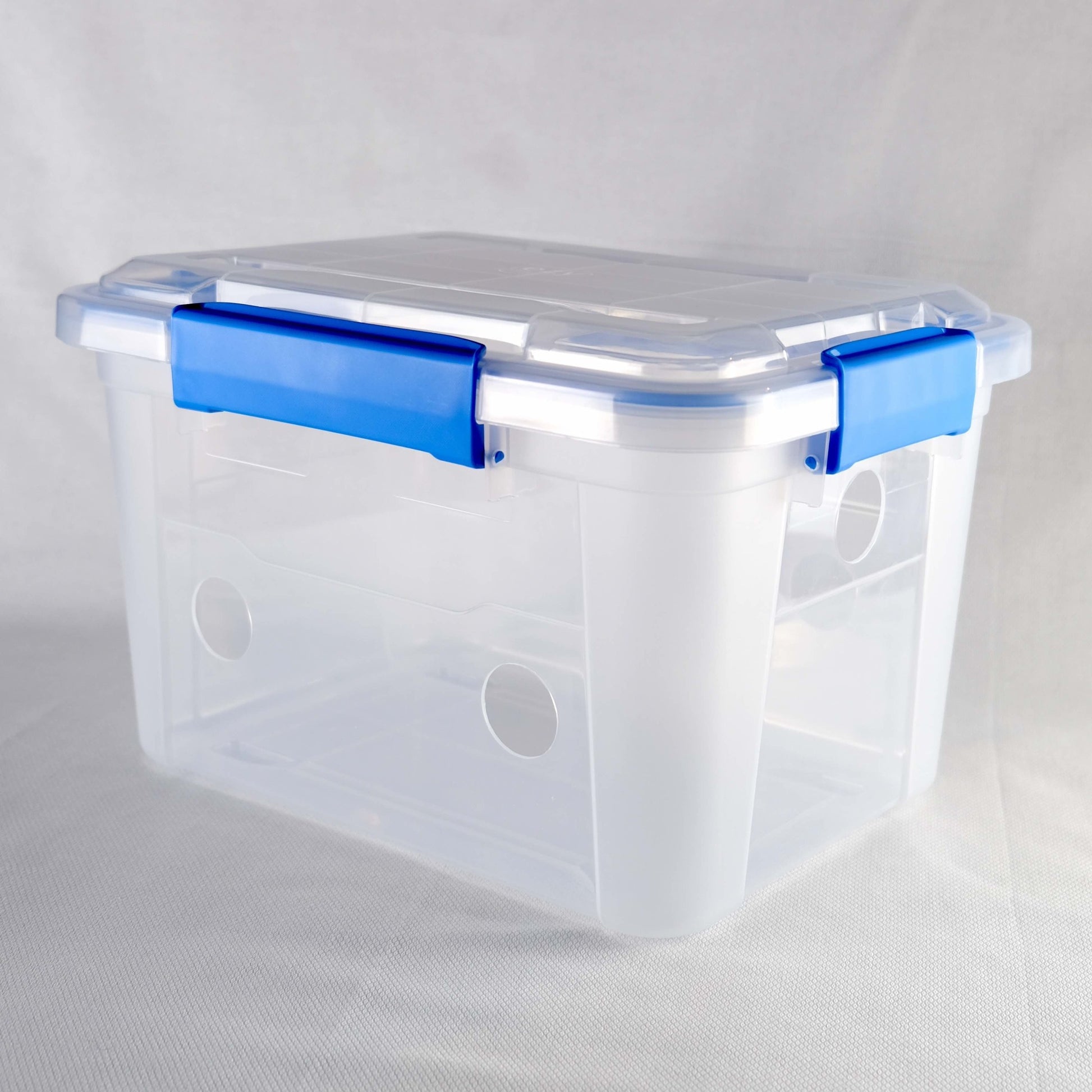 18 liter tub with holes pre-drilled to ensure ideal moisture content and air flow within the monotub for the cultivation of mushrooms. Includes latching lid.